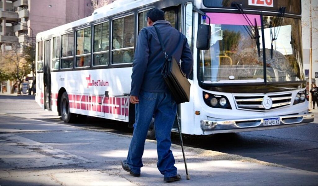 El Gobierno de San Juan anunció la extensión por 90 días de las credenciales vencidas que permiten el uso gratuito del transporte público para personas con discapacidad. La medida entró en vigencia el 16 de julio y tendrá validez hasta el 13 de octubre, beneficiando a unas 29.000 personas en toda la provincia.