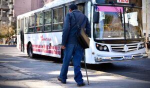 El Gobierno de San Juan anunció la extensión por 90 días de las credenciales vencidas que permiten el uso gratuito del transporte público para personas con discapacidad. La medida entró en vigencia el 16 de julio y tendrá validez hasta el 13 de octubre, beneficiando a unas 29.000 personas en toda la provincia.