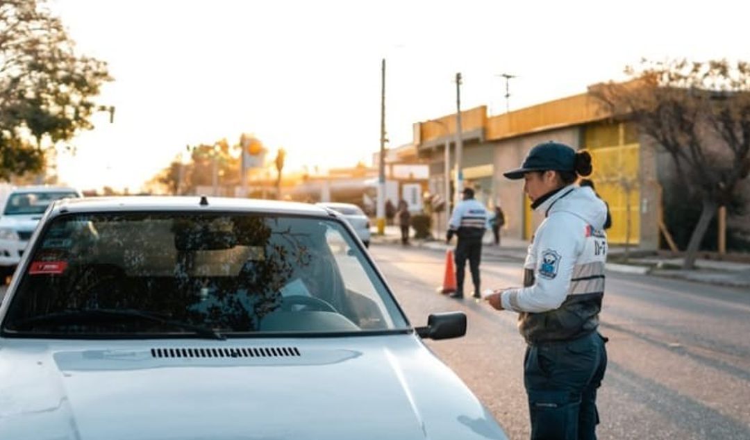Desde mayo, y con foco en las vacaciones de invierno, la Policía de San Juan desarrolla operativos especiales de seguridad en toda la provincia. El objetivo es prevenir delitos mediante patrullajes dinámicos, presencia territorial y acciones de rápida respuesta.