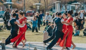 La tercera semana del receso invernal arrojó resultados muy positivos para el turismo en San Juan, con una ocupación promedio del 75% en el Gran San Juan y picos del 80% en Calingasta. En total, el movimiento turístico generó ingresos por $2.600 millones en la provincia.