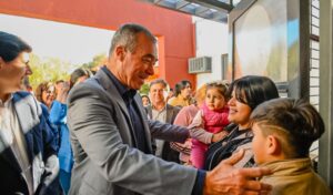 El vicegobernador de San Juan, Fabián Martín, participó del operativo “San Juan Cerca” que se desarrolló en el Colegio Secundario Augusto Pulenta, en La Puntilla. Allí recorrió las instalaciones, dialogó con los vecinos y destacó el alcance del programa que acerca trámites y gestiones del Estado a la comunidad.