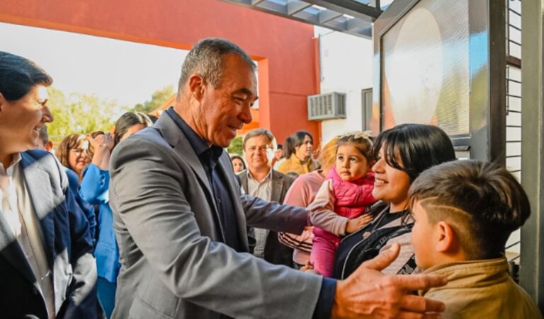 El vicegobernador de San Juan, Fabián Martín, participó del operativo “San Juan Cerca” que se desarrolló en el Colegio Secundario Augusto Pulenta, en La Puntilla. Allí recorrió las instalaciones, dialogó con los vecinos y destacó el alcance del programa que acerca trámites y gestiones del Estado a la comunidad.