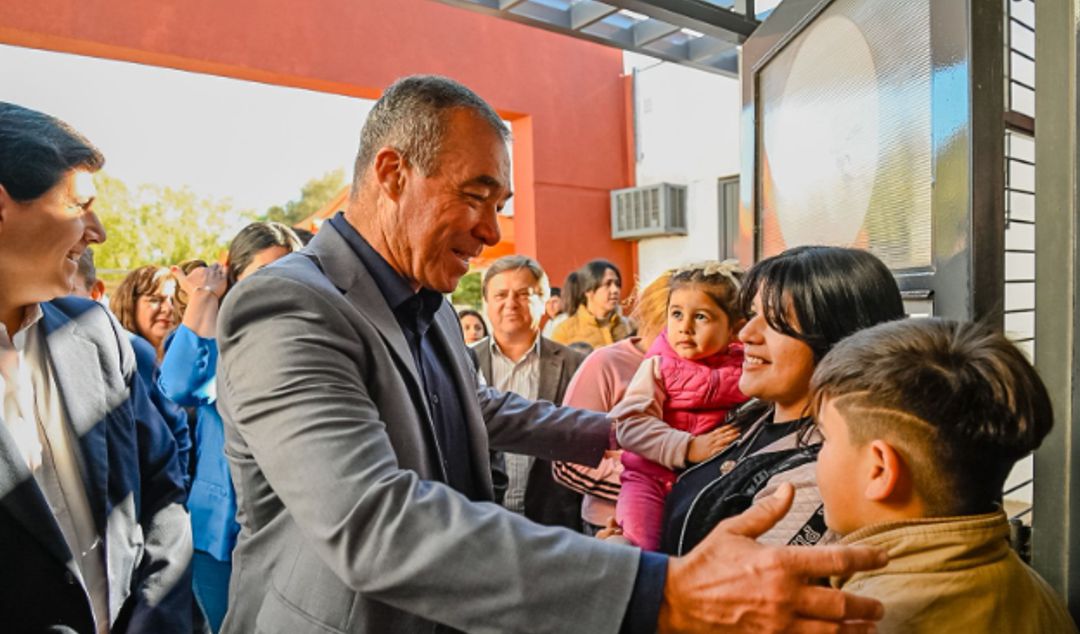 El vicegobernador de San Juan, Fabián Martín, participó del operativo “San Juan Cerca” que se desarrolló en el Colegio Secundario Augusto Pulenta, en La Puntilla. Allí recorrió las instalaciones, dialogó con los vecinos y destacó el alcance del programa que acerca trámites y gestiones del Estado a la comunidad.