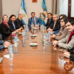 En la Sala “Gobernador Eloy P. Camus” de Casa de Gobierno, el gobernador Marcelo Orrego recibió a sus pares de distintas provincias en un saludo protocolar previo a la II Conferencia Internacional Argentina Cobre 2025. Este encuentro reunió a referentes políticos claves del país en torno a una actividad estratégica para el desarrollo económico: la minería del cobre.