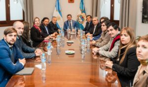 En la Sala “Gobernador Eloy P. Camus” de Casa de Gobierno, el gobernador Marcelo Orrego recibió a sus pares de distintas provincias en un saludo protocolar previo a la II Conferencia Internacional Argentina Cobre 2025. Este encuentro reunió a referentes políticos claves del país en torno a una actividad estratégica para el desarrollo económico: la minería del cobre.