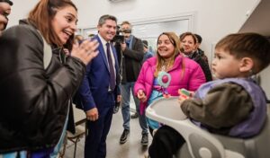 El gobernador Marcelo Orrego inauguró un nuevo Centro de Desarrollo Infantil (CDI) en el departamento Rivadavia, reforzando el compromiso de San Juan con la niñez. Este espacio ofrecerá atención integral a niños de 45 días a 3 años, cuyas familias necesitan un entorno seguro y educativo mientras cumplen sus tareas laborales.