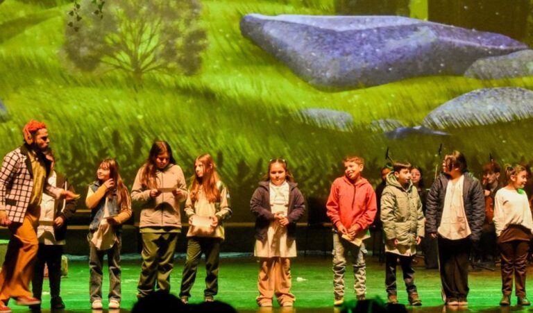 Con la sala colmada, el Teatro del Bicentenario fue escenario de una propuesta artística pensada para los más chicos, impulsada por la Fundación Banco San Juan junto al Ministerio de Turismo, Cultura y Deporte. La actividad forma parte del programa Con la música a otra parte.