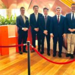 En el marco de la conferencia internacional “Cooper to the World”, que se desarrolla en Adelaida, Australia, el gobernador Marcelo Orrego mantuvo un encuentro con autoridades de la empresa BHP y representantes de Vicuña Corp. Durante la reunión se dialogó sobre los proyectos que la compañía impulsa y las experiencias en la relación entre gobierno y sector minero en South Australia, principal productor de cobre del país.