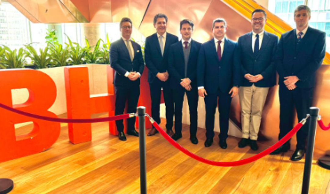 En el marco de la conferencia internacional “Cooper to the World”, que se desarrolla en Adelaida, Australia, el gobernador Marcelo Orrego mantuvo un encuentro con autoridades de la empresa BHP y representantes de Vicuña Corp. Durante la reunión se dialogó sobre los proyectos que la compañía impulsa y las experiencias en la relación entre gobierno y sector minero en South Australia, principal productor de cobre del país.