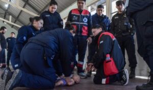La Secretaría de Seguridad, en conjunto con Fénix Salud, llevó adelante un curso especializado en asistencia primaria destinado a efectivos de funciones operativas. La capacitación se desarrolló en el Camping del Círculo de Oficiales de la Policía y contó con la participación de 40 integrantes de la fuerza.