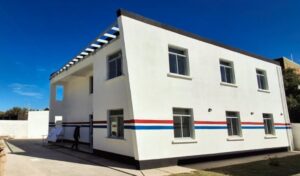 El Ministerio de Infraestructura, Agua y Energía avanza con la obra de refacción y ampliación de la Comisaría Nº 21 de Jáchal, que ya presenta un avance del 90%. El proyecto moderniza el edificio policial e incorpora nuevas instalaciones para la Departamental 4.