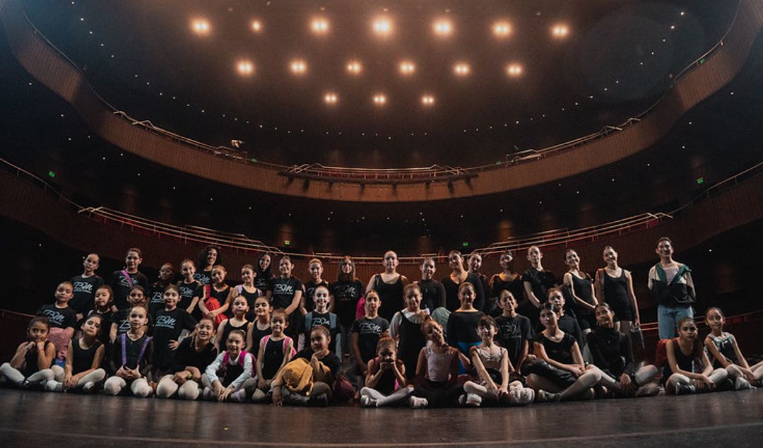 El Teatro del Bicentenario vivió una jornada única con la propuesta educativa y vivencial “Un Día en la Fábrica del Arte: Viví la experiencia del ballet”, destinada a estudiantes de institutos públicos y privados de danza de la provincia.