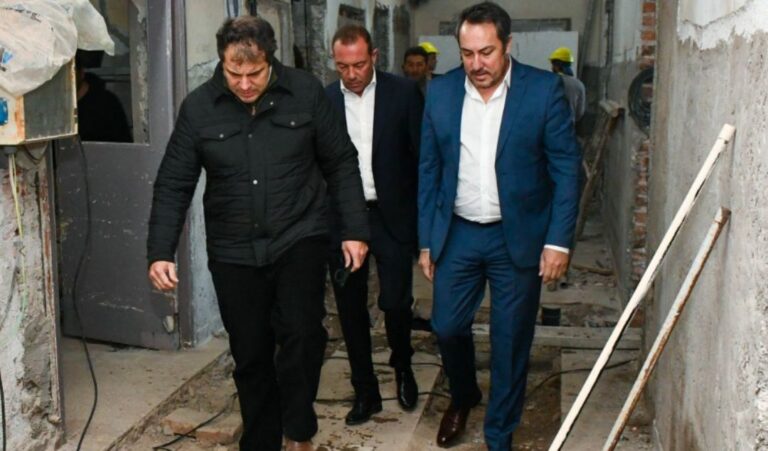 El ministro de Salud de San Juan, Amílcar Dobladez, recorrió las obras del nuevo Servicio de Nefrología en el Hospital Marcial Quiroga, acompañado por el secretario técnico Alejandro Navarta y el director ejecutivo del nosocomio, Juan Manuel Campayo. El espacio contará con tecnología de última generación y equipamiento especializado.