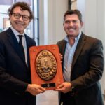 Durante la tarde de este miércoles, el gobernador Marcelo Orrego encabezó el descubrimiento de una placa en conmemoración del centenario del Ballet Estable del Teatro Colón. El acto se desarrolló en el Foyer del Teatro del Bicentenario, en la previa de las funciones de Carmen que ofrecerá la prestigiosa compañía en San Juan.
