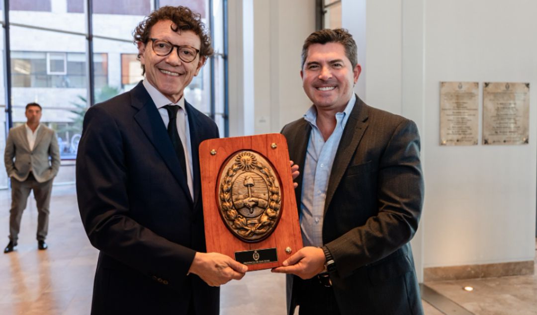 Durante la tarde de este miércoles, el gobernador Marcelo Orrego encabezó el descubrimiento de una placa en conmemoración del centenario del Ballet Estable del Teatro Colón. El acto se desarrolló en el Foyer del Teatro del Bicentenario, en la previa de las funciones de Carmen que ofrecerá la prestigiosa compañía en San Juan.
