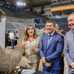 El gobernador Marcelo Orrego encabezó la apertura de la Semana de Educación Superior en el estadio Aldo Cantoni, acompañado por el vicegobernador Fabián Martín, la ministra de Educación Silvia Fuentes y autoridades provinciales. En el acto también se presentó la Oferta Académica 2026 de los institutos de formación docente y técnica de San Juan.