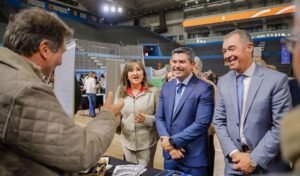 El gobernador Marcelo Orrego encabezó la apertura de la Semana de Educación Superior en el estadio Aldo Cantoni, acompañado por el vicegobernador Fabián Martín, la ministra de Educación Silvia Fuentes y autoridades provinciales. En el acto también se presentó la Oferta Académica 2026 de los institutos de formación docente y técnica de San Juan.