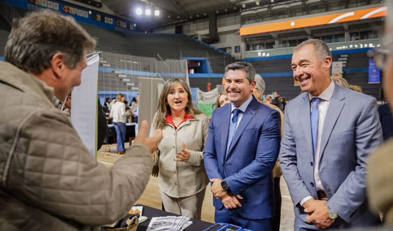 El gobernador Marcelo Orrego encabezó la apertura de la Semana de Educación Superior en el estadio Aldo Cantoni, acompañado por el vicegobernador Fabián Martín, la ministra de Educación Silvia Fuentes y autoridades provinciales. En el acto también se presentó la Oferta Académica 2026 de los institutos de formación docente y técnica de San Juan.