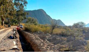 El Gobierno de San Juan, a través de Obras Sanitarias, puso en marcha la renovación y ampliación de la red distribuidora de agua potable en San Roque, departamento Jáchal. El objetivo es garantizar un servicio de calidad a los vecinos, ampliando la cobertura y mejorando la infraestructura.