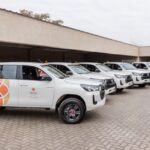 En un claro avance hacia la consolidación de la minería como política de Estado, el gobernador de San Juan, Marcelo Orrego, entregó cinco camionetas 0 km y un laboratorio móvil a la Secretaría de Gestión Ambiental y Control Minero. Este moderno equipamiento permitirá intensificar la fiscalización ambiental en zonas cordilleranas y de difícil acceso, fortaleciendo así el monitoreo de la actividad minera.