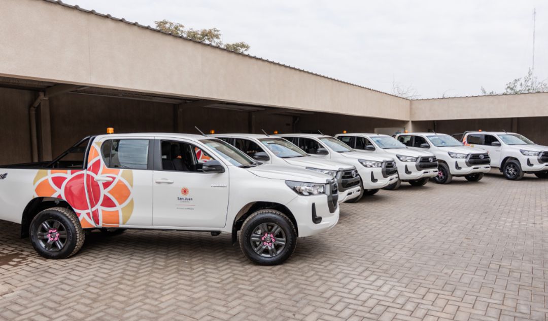 En un claro avance hacia la consolidación de la minería como política de Estado, el gobernador de San Juan, Marcelo Orrego, entregó cinco camionetas 0 km y un laboratorio móvil a la Secretaría de Gestión Ambiental y Control Minero. Este moderno equipamiento permitirá intensificar la fiscalización ambiental en zonas cordilleranas y de difícil acceso, fortaleciendo así el monitoreo de la actividad minera.