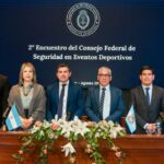 El lunes 11 de agosto, San Juan se convirtió en el epicentro de un encuentro clave para debatir y definir criterios comunes en materia de seguridad en eventos deportivos. Autoridades nacionales, representantes de las 24 jurisdicciones del país y especialistas del ámbito público y privado participaron de esta jornada que abordó, entre otros temas, los desafíos del regreso del público visitante a las canchas.
