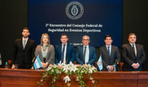 El lunes 11 de agosto, San Juan se convirtió en el epicentro de un encuentro clave para debatir y definir criterios comunes en materia de seguridad en eventos deportivos. Autoridades nacionales, representantes de las 24 jurisdicciones del país y especialistas del ámbito público y privado participaron de esta jornada que abordó, entre otros temas, los desafíos del regreso del público visitante a las canchas.