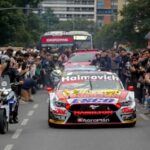 Este viernes 8 de agosto, el Estadio Aldo Cantoni será sede del sorteo del Desafío de las Estrellas del Turismo Carretera, en el marco del TC Solidario. La entrada será a cambio de un gesto altruista: un juguete o abrigo en buen estado.
