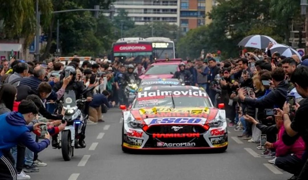 Este viernes 8 de agosto, el Estadio Aldo Cantoni será sede del sorteo del Desafío de las Estrellas del Turismo Carretera, en el marco del TC Solidario. La entrada será a cambio de un gesto altruista: un juguete o abrigo en buen estado.