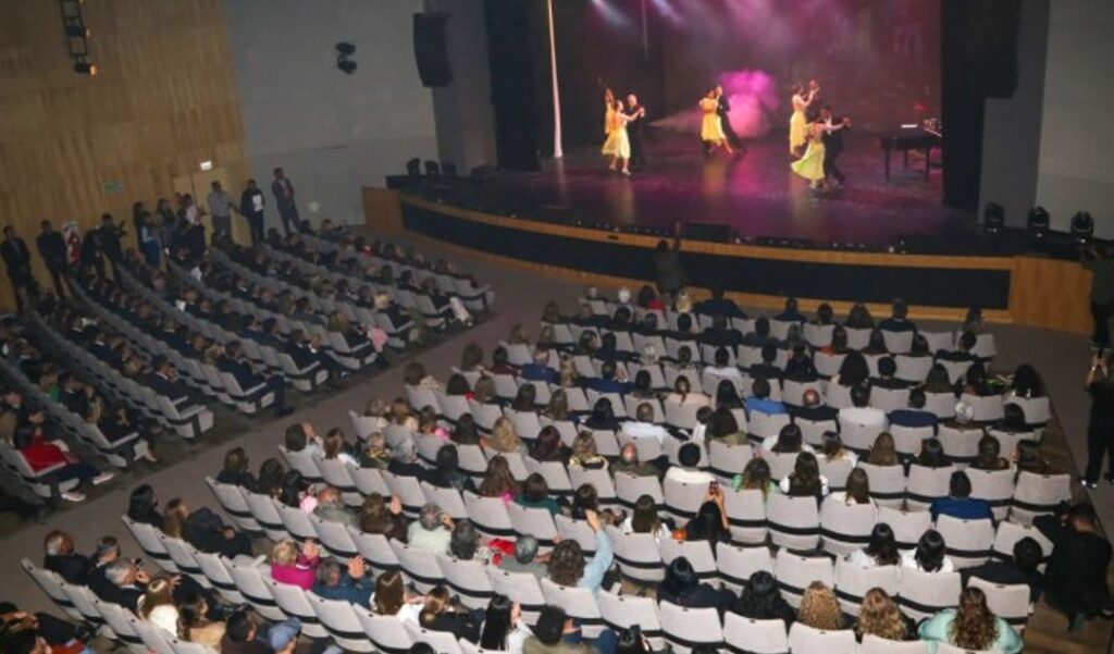 El Teatro Sarmiento renueva su programación este mes con propuestas que abarcan teatro, música, humor, danza y conferencias. La agenda comenzará el miércoles 13 y jueves 14 con “Gelato”, una obra infantil en el marco del Día del Niño, y seguirá el sábado 16 con “Universo +30”, una comedia dirigida a quienes ya pasaron la barrera de las tres décadas.