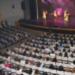 El Teatro Sarmiento renueva su programación este mes con propuestas que abarcan teatro, música, humor, danza y conferencias. La agenda comenzará el miércoles 13 y jueves 14 con “Gelato”, una obra infantil en el marco del Día del Niño, y seguirá el sábado 16 con “Universo +30”, una comedia dirigida a quienes ya pasaron la barrera de las tres décadas.