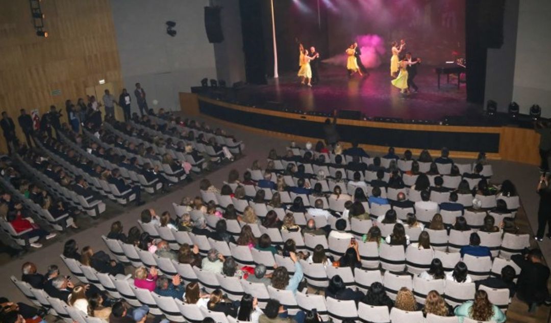 El Teatro Sarmiento renueva su programación este mes con propuestas que abarcan teatro, música, humor, danza y conferencias. La agenda comenzará el miércoles 13 y jueves 14 con “Gelato”, una obra infantil en el marco del Día del Niño, y seguirá el sábado 16 con “Universo +30”, una comedia dirigida a quienes ya pasaron la barrera de las tres décadas.