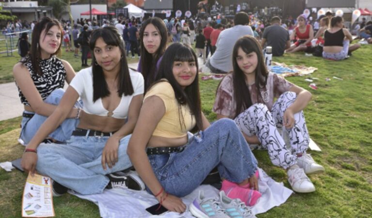 Este domingo 21 de septiembre se realizará una nueva edición del FestiJoven en el Parque de Mayo, un evento que reunirá a miles de jóvenes y familias para celebrar el Día de la Juventud y de los Estudiantes. La cita tendrá lugar en el sector oeste, cerca del Monumento al Deporte, y contará con una amplia agenda de actividades recreativas, culturales y musicales.