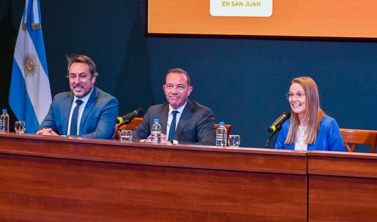 En el Auditorio Eloy Camus del Centro Cívico se lanzó oficialmente el Nutripack “Nutriendo tu Desarrollo”, una estrategia destinada a mejorar la alimentación de niños y niñas de entre 2 y 4 años. La propuesta, a cargo de la Dirección de Materno Infancia, apunta a una población de entre 8.000 y 12.000 menores sin cobertura explícita de salud, especialmente en situación de vulnerabilidad socioeconómica.