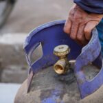 Entre el lunes 21 y el martes 30 de septiembre, la movilidad oficial recorrerá distintas localidades de los departamentos 9 de Julio, Calingasta, Jáchal, Angaco, Caucete, Santa Lucía, Sarmiento y Valle Fértil, ofreciendo garrafas de 10 kilos a $15.000 y de 15 kilos a $25.000. El sistema funciona bajo la modalidad de “garrafa vacía por llena”, siempre que los envases estén en condiciones de recarga.