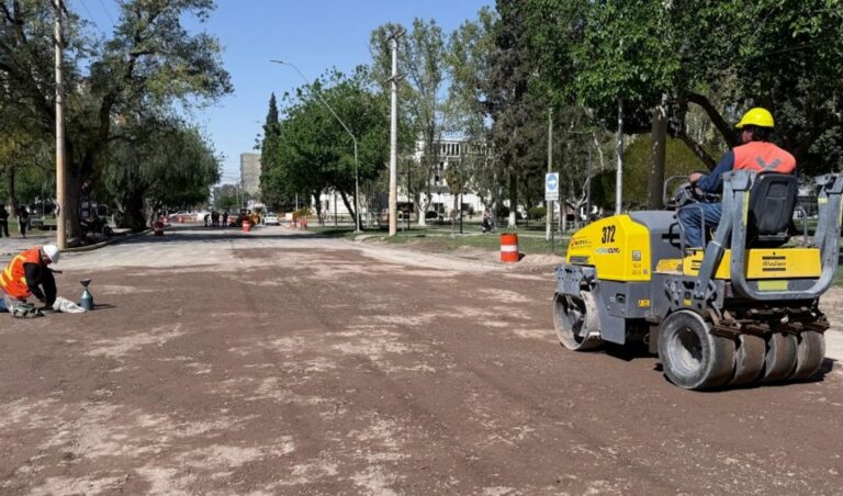 Entre las calles Libertador y Alberdi, avanza la repavimentación de calle Las Heras, obra ejecutada por el Ministerio de Infraestructura, Agua y Energía a través de la Dirección Provincial de Vialidad. La intervención busca optimizar la transitabilidad de una de las arterias más concurridas de la ciudad.