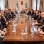 El gobernador Marcelo Orrego encabezó la firma de un convenio marco entre el Gobierno de San Juan, la Curtin University de Australia, la empresa Belararox S.R.L. y la Universidad Nacional de San Juan. La iniciativa busca fortalecer la educación, investigación y formación profesional vinculada a la minería, combinando experiencia internacional con el potencial local.