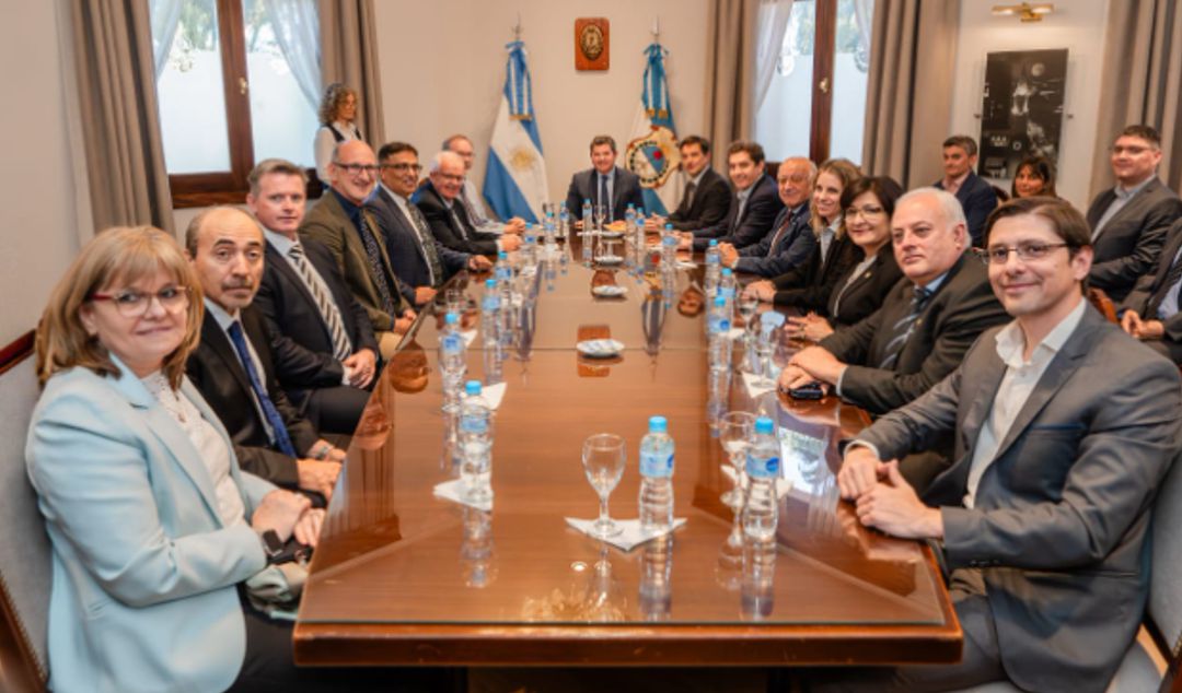El gobernador Marcelo Orrego encabezó la firma de un convenio marco entre el Gobierno de San Juan, la Curtin University de Australia, la empresa Belararox S.R.L. y la Universidad Nacional de San Juan. La iniciativa busca fortalecer la educación, investigación y formación profesional vinculada a la minería, combinando experiencia internacional con el potencial local.