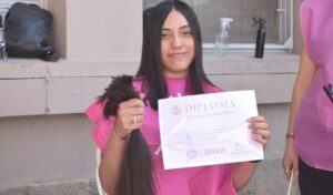 Con gran acompañamiento de la comunidad, el Hospital Marcial Quiroga fue sede de una emotiva campaña solidaria bajo el lema “Tu pelo regala sonrisas”. La iniciativa, organizada por el Servicio de Oncología junto a la Fundación Caminos y la agrupación Cadena de Favores 2007, convocó a decenas de personas para donar cabello destinado a pacientes oncológicos.