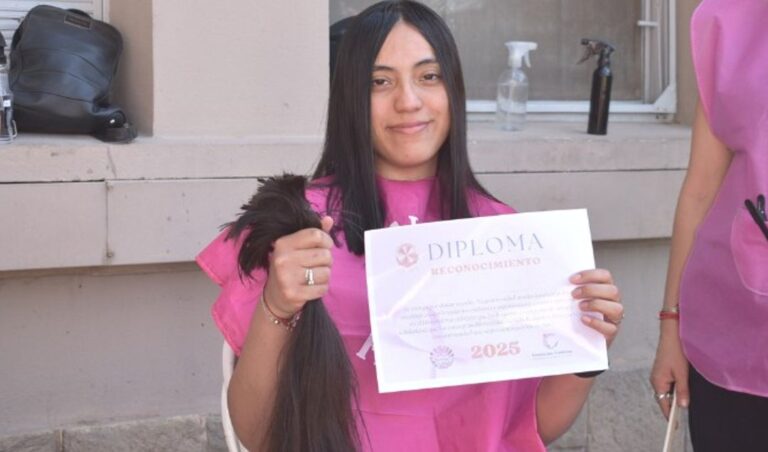 Con gran acompañamiento de la comunidad, el Hospital Marcial Quiroga fue sede de una emotiva campaña solidaria bajo el lema “Tu pelo regala sonrisas”. La iniciativa, organizada por el Servicio de Oncología junto a la Fundación Caminos y la agrupación Cadena de Favores 2007, convocó a decenas de personas para donar cabello destinado a pacientes oncológicos.