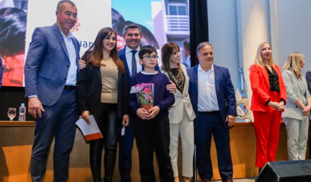 En un acto realizado en el Centro de Convenciones “Barrena Guzmán”, el gobernador Marcelo Orrego encabezó la entrega de nuevas viviendas y escrituras a familias de distintos departamentos de la provincia. Se trató de un momento especial para vecinos de Capital, Rivadavia, Santa Lucía, Rawson, Pocito y Chimbas.