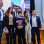 En un acto realizado en el Centro de Convenciones “Barrena Guzmán”, el gobernador Marcelo Orrego encabezó la entrega de nuevas viviendas y escrituras a familias de distintos departamentos de la provincia. Se trató de un momento especial para vecinos de Capital, Rivadavia, Santa Lucía, Rawson, Pocito y Chimbas.