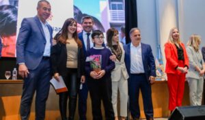 En un acto realizado en el Centro de Convenciones “Barrena Guzmán”, el gobernador Marcelo Orrego encabezó la entrega de nuevas viviendas y escrituras a familias de distintos departamentos de la provincia. Se trató de un momento especial para vecinos de Capital, Rivadavia, Santa Lucía, Rawson, Pocito y Chimbas.