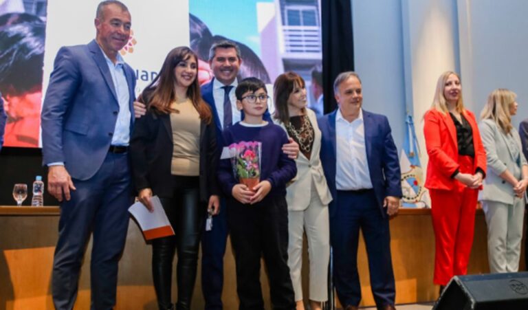 En un acto realizado en el Centro de Convenciones “Barrena Guzmán”, el gobernador Marcelo Orrego encabezó la entrega de nuevas viviendas y escrituras a familias de distintos departamentos de la provincia. Se trató de un momento especial para vecinos de Capital, Rivadavia, Santa Lucía, Rawson, Pocito y Chimbas.