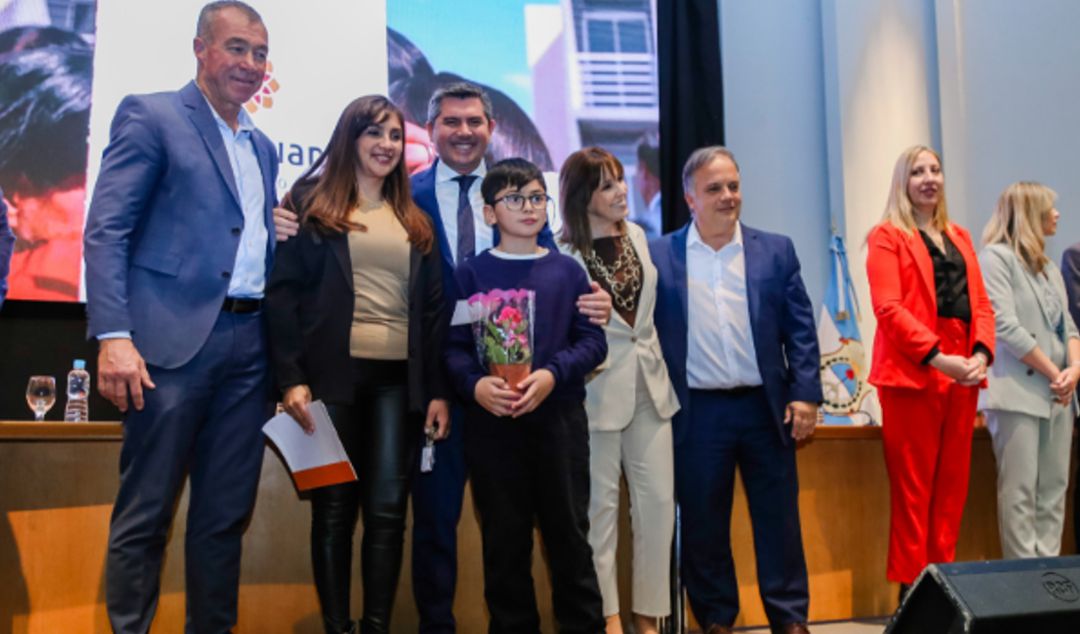 En un acto realizado en el Centro de Convenciones “Barrena Guzmán”, el gobernador Marcelo Orrego encabezó la entrega de nuevas viviendas y escrituras a familias de distintos departamentos de la provincia. Se trató de un momento especial para vecinos de Capital, Rivadavia, Santa Lucía, Rawson, Pocito y Chimbas.