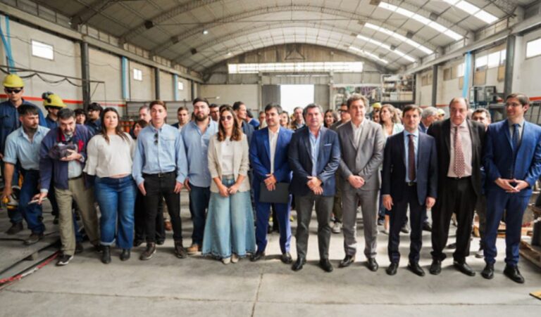 En el marco de la celebración del Día de la Industria Sanjuanina, el gobernador Marcelo Orrego participó del acto oficial y destacó el papel fundamental de la industria como motor del desarrollo económico y principal generador de empleo en la provincia. El mandatario estuvo acompañado por el ministro de Producción, Trabajo e Innovación, Gustavo Fernández; el ministro de Minería, Juan Pablo Perea; y representantes de la Unión Industrial, además de directivos del sector privado.