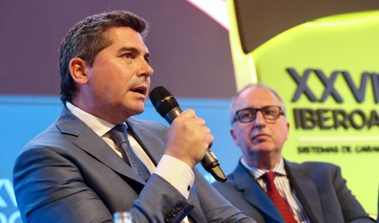 El gobernador Marcelo Orrego participó en Bariloche del XXVIII Foro Iberoamericano de Garantías 2025, donde expuso sobre la importancia de facilitar créditos y avales para las pequeñas y medianas empresas. El encuentro reunió a más de 300 referentes de la región y a gobernadores de distintas provincias argentinas.