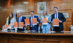 El gobernador Marcelo Orrego lanzó el Plan Provincial de Salud Mental, una estrategia integral que busca transformar el modelo de atención hacia un enfoque comunitario, territorial e inclusivo. La iniciativa se apoya en programas de asistencia, prevención, capacitación, investigación y comunicación, con el objetivo de mejorar la calidad de vida de los sanjuaninos.