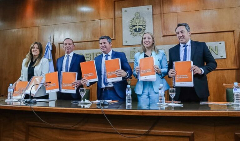 El gobernador Marcelo Orrego lanzó el Plan Provincial de Salud Mental, una estrategia integral que busca transformar el modelo de atención hacia un enfoque comunitario, territorial e inclusivo. La iniciativa se apoya en programas de asistencia, prevención, capacitación, investigación y comunicación, con el objetivo de mejorar la calidad de vida de los sanjuaninos.