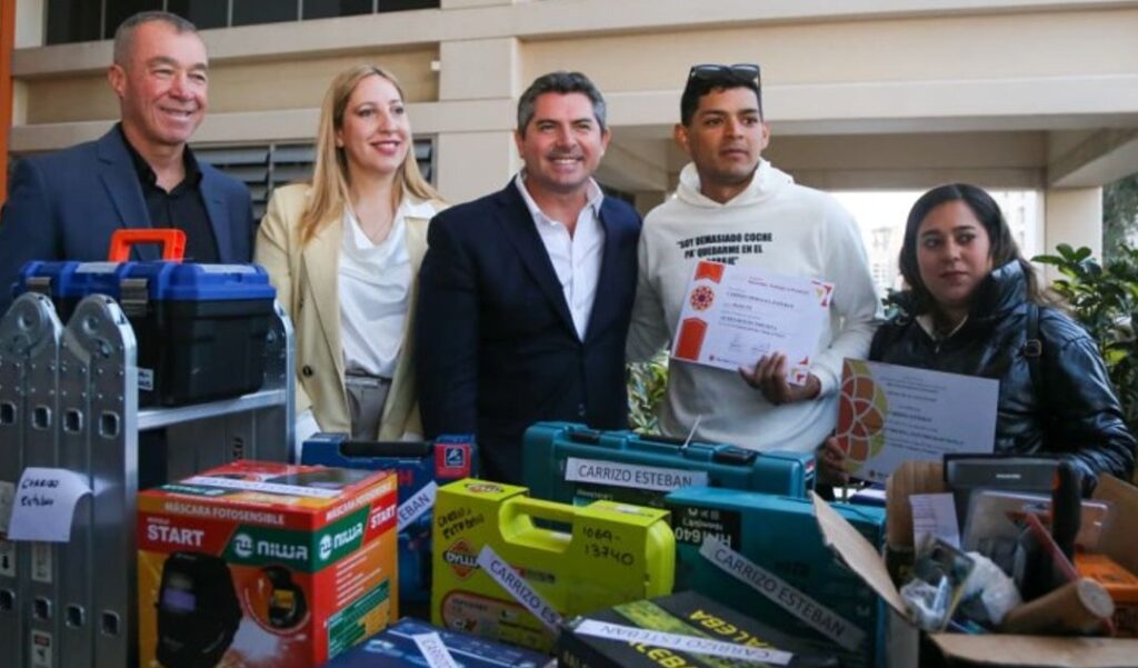 El gobernador Marcelo Orrego encabezó la entrega de 400 certificados y 31 herramientas a participantes del programa Aprender, Trabajar y Producir. El acto contó con la presencia del vicegobernador Fabián Martín, legisladores y autoridades provinciales.